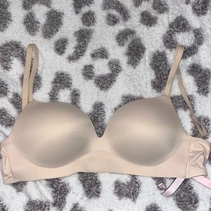 Victoria secret 32DD bra